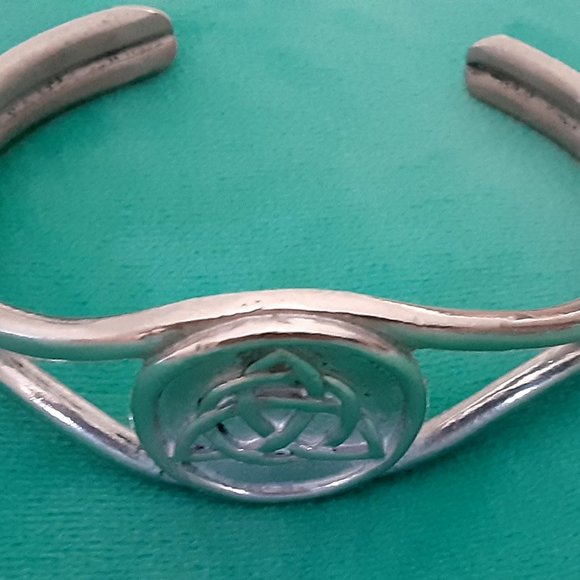 Three Cuff Bracelets. - Picture 5 of 10